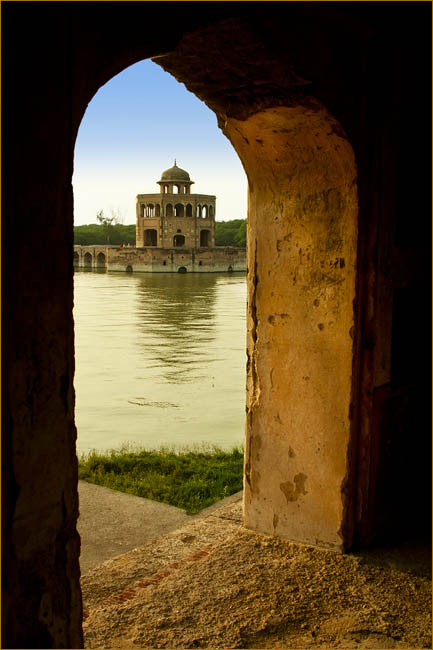 HIRAN MINAR A SYMBOL OF MUGHAL ART IN PAKISTAN